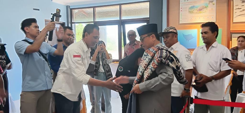 GersonHaning's tweet photo. Kunjungannya Menteri Desa Yandri Susanto ke BUM Desa Damai, Desa Lifuleo, Kupang, NTT mengingatkan pentingnya Kolaborasi dalam peningkatkan Ekonomi masyatakat.
@YandriSusanto
@ArizaPatria
@SetnegRI
#KementerianDesaPDT
#BPSDMKementerianDesaPDT
#BUMDesaDamaiLifuleoNTT https://t.co/ldda7aZLEG