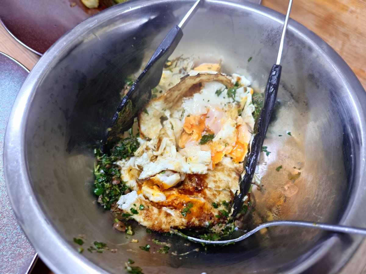 CakraTenjiku's tweet photo. 今回の酒カスおじさんの初心者クッキングドタバタ劇場「ちゃくらずキッチン👨‍🍳」は、

「トラパニ風冷製フェデリーニ」

「アスパラのムニャイヤ」

で、ございます🍝🍅🧄🦑🌿✨

クルクルクルドーンっ❗️ https://t.co/PNcgGTfxqV