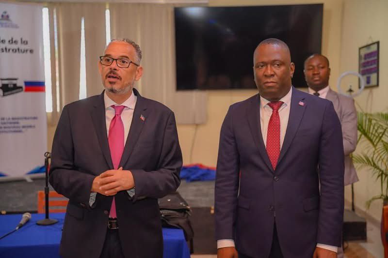 PresseInfos1's tweet photo. 🔴 Le PM  a visité ce vendredi l’ aux côtés du ministre de la Justice . Il a annoncé une augmentation salariale pour les juges, huissiers et greffiers, applicable au plus tard mardi prochain. #PresseInfoHaiti #Justice #Haïti https://t.co/9EaCS0kyYy