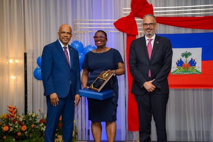 PresseInfos1's tweet photo. 🎓🇭🇹 Le PM Alix Didier FILS-AIMÉ et le ministre Vijonet DEMERO ont rendu hommage aux enseignants haïtiens ce vendredi à l’Hôtel Karibe, saluant leur résilience malgré la crise. #Haïti #Education #PresseInfoHaiti https://t.co/nr79GvkAV8