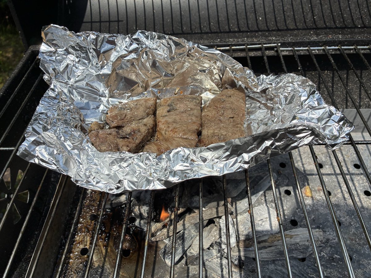 p_tx60's tweet photo. 肉を炭火で焼いて、食べる。そしてワインが旨い😋 https://t.co/8iGDYgscgE