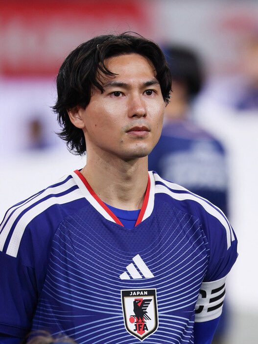 tkm__116's tweet photo. 「左膝の大けがから復帰を目指す南野拓実（31）がW杯北中米3カ国大会に出場する日本代表に26人のW杯”メンバー外として同行”する」

「（3月の）イングランド戦も”自費で”見に来てくれていた」

「2022年W杯カタール大会は背番号10を託されながらも控えに甘んじ、ベスト8を懸けたクロアチアとのPK戦では1番手でPKを失敗。今大会は、個人としても”リベンジを期す舞台”だった」

この重みが、覚悟が分かるか。
誰も分かる訳ない、本人じゃないから。
でも理解したい。←ここが大事
南野拓実がここまでする、出来る理由を。
理解出来たら、今やるべきことが分かるはず。

すでに南野拓実が先陣切って動いてる。
ここに続かない理由はない。

南野拓実