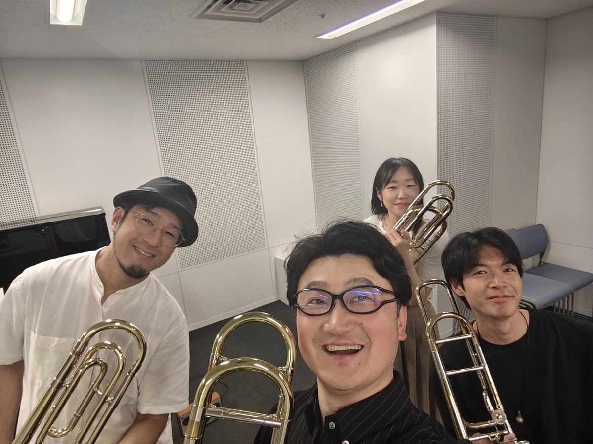 ShinTrombone's tweet photo. 【本番が決まっていなくても⋯】
ジャズ吹奏楽団Wind Roots、2月のコンサートから早2ヶ月半が経ち、次回のコンサートは未定⋯しかし！トロンボーンセクションで集まりたい❗️
というわけで丸一日練習、もちろん打ち上げも🍻1曲ずつじっくりと時間をかけて取り組み、充実した1日になりました✌️また必ず❗️ https://t.co/iIsfT82TZ8