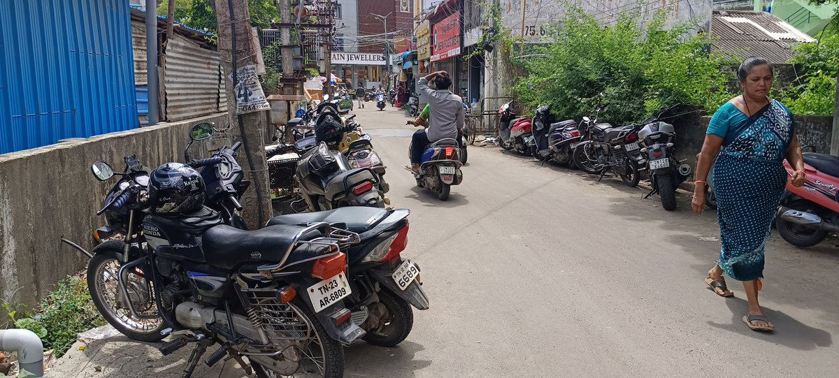 harini9840_a's tweet photo. ஆவடி காவல் நிலையம் அருகே திருமலைராஜபுரம் பிரதான சாலையில் சாலையின் இரு புறமும்  வாகனங்கள் நிறுத்தப்பட்டு பொதுமக்கள் வாகன ஓட்டிகளுக்கும் இடையூறு ஏற்படும் வகையில் நிறுத்தப்பட்டுள்ளது காவல் துறையினர் மற்றும் சட்டம் ஒழுங்கு காவலர்கள் இதனை கண்டு கொள்வதில் என குற்றச்சாட்டு எழுந்துள்ளது. https://t.co/G4EjfLIxLx