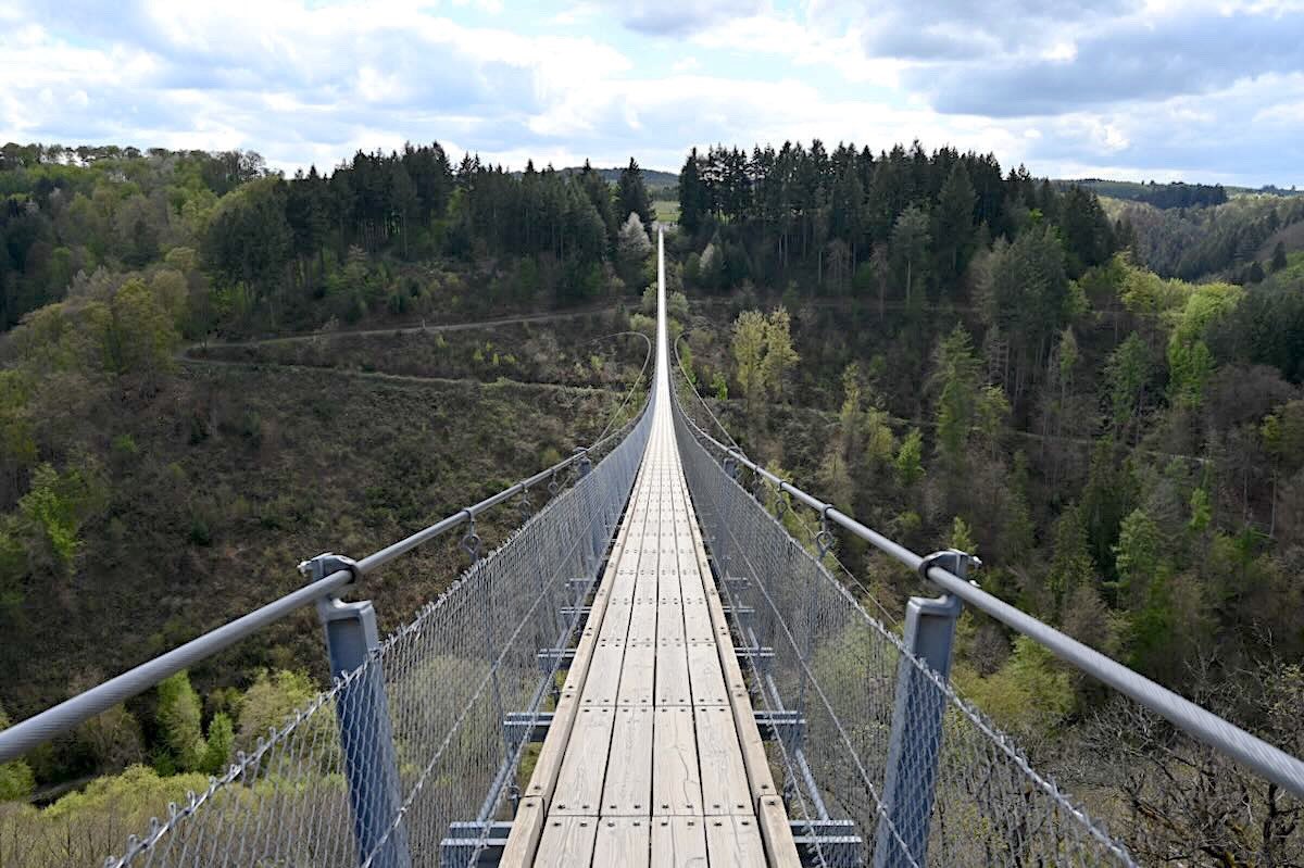 People_Abroad's tweet photo. Die Geierlay Hängeseilbrücke im Hunsrück in Rheinland-Pfalz ist ein Naturerlebnis. Tipps für den Besuch der Geierlay und für eine Wanderung auf dem Rundweg Geierlayschleife, neu im Blog: https://t.co/pVetVIJq7U #geierlay #hunsrück https://t.co/0znJDhZB7Q