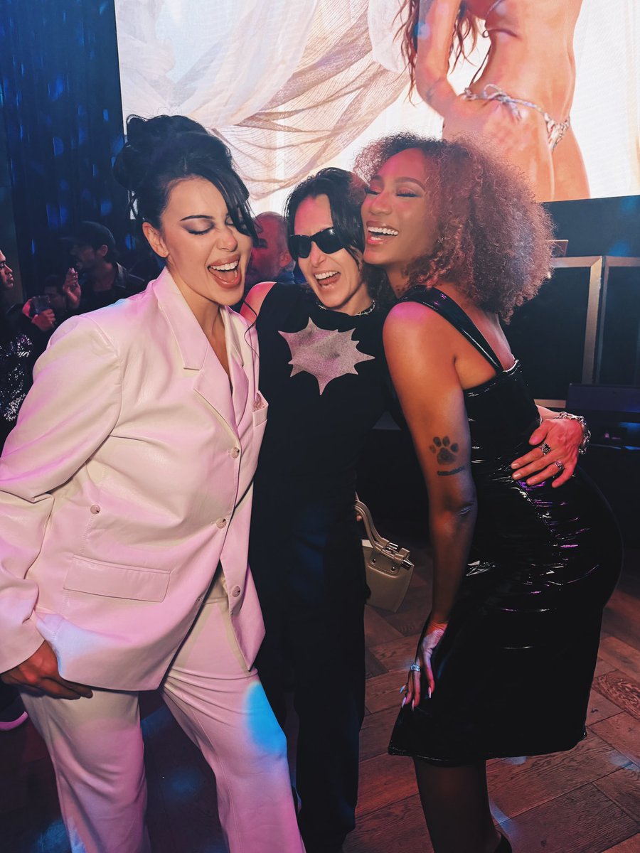ariivory's tweet photo. I’m getting back to league coverage soon but I’ve been enjoying celebrating my girls  🥰 last night at SI Swim https://t.co/9CN5psurwt