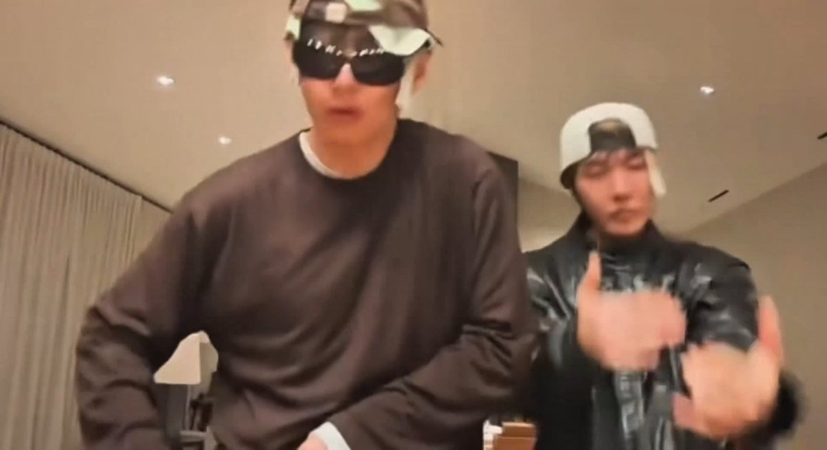 JaneJ89196851's tweet photo. 김태형 남은거 주머니에 야무지게 챙김ㅋㅋㅋㅋㅋㅋㅋㅋㅋㅋㅋㅋ https://t.co/HOADWK1ivB