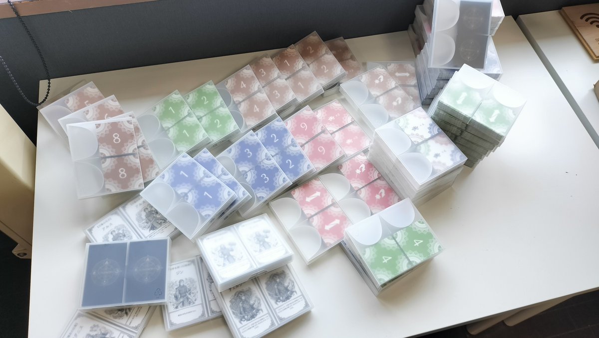 aqoocan_games's tweet photo. テスト版、100セット製作用の印刷届いたーーー！😆✨🌈
印刷結構きれいでテンション上がる〜♪

これから箱か袋か、買ってきて、
帳合作業→パッケージ化、ガンバリます！

テスト版とは言え結構かわいくできたので、外装も頑張りたい🥰

協力型ゲーム「UNISON QUEST」
属性や波長を繋いでモンスターを倒そう！🐉

テスト版（評価版）のため、500円で放出します😊
同時販売しているニャイスコードを買ってくれた人には、無償提供😸

#ゲムマ #ゲームマーケット
#ゲムマ2026春