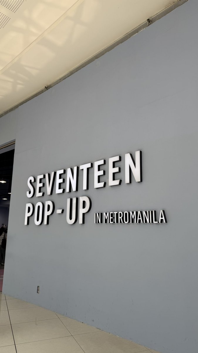 mrnluvssvt's tweet photo. super quick seventeen pop up stop over tapos nabudol kaagad yan siya 🤣 https://t.co/3Ztwm7BXtL