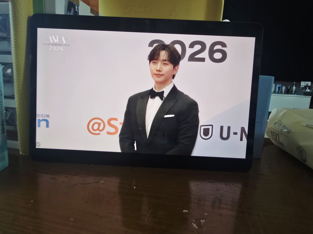 uhyeonsil1's tweet photo. 날씨 환상인 주말에 이러고 있는 나..😍
우리 준호는 오늘도 여전히 이쁘네..💛
#이준호 https://t.co/WFS8e2YXY6