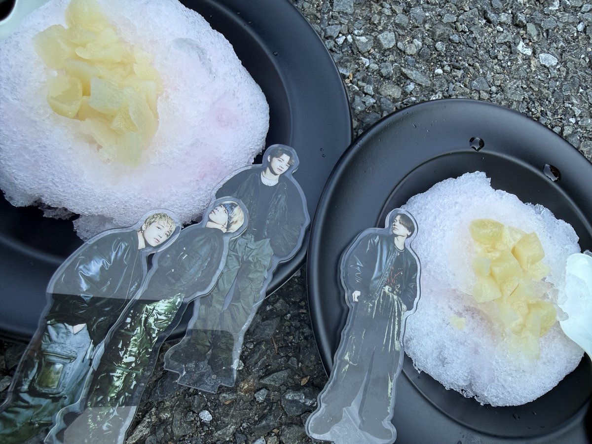かき氷屋さんとかき氷🍧 （桃にしたから色が映えない