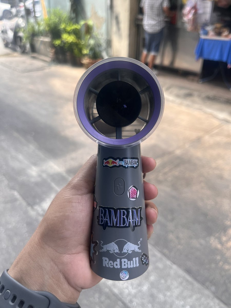 diasaone_A's tweet photo. เป็นไกด์ทัวร์ให้พ่อแม่วันนี้โชคดีมีพัดลมช่วย
#RedBullTHxBamBam
#RedBullSoda #RedBullExtra
#เรดบูลใส่สุดเอเนอร์จี้
#RedBullTHxBamBamพัดลมพกพา
#ซ่าอย่าหยุดลุ้นบูสต์ความคูล https://t.co/lquvDa61YL