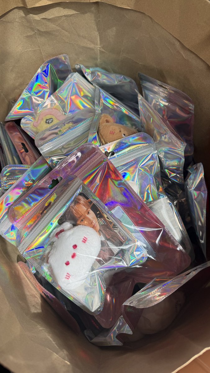 Mcyn_rent's tweet photo. #EXhOrizon_in_BANGKOK #EXhOrizoninBKK_D1

🐤ใครมาถึงแล้วมารับ Give away ได้เลยนะค้า 

🍒ตอนนี้เหลือเลย์ ฉิ่วหมิน เฉิน ซูโฮ จงอินค่า

🐶เด็กๆรอคนรับไปดูแลนะคะ🐰

🍑 เค้าอยู่ที่เบอร์เกอร์คิงตรงเดอะพอร์ทัล (อาคารข้างๆอิมแพ็คอารีน่าเลยค่ะ) พอเข้าประตูมาให้มาทางขวาของเคาน์เตอร์จะมีช่องเล็กๆขวามือ เข้ามาในช่องเค้าจะอยู่โต๊ะสุดท้ายเลย แต่ถ้ามาจากประตูหลังจะอยู่โต๊ะแรกซ้ายมือเลยค่ะ สามารถมารับไปได้เลยนะค้า