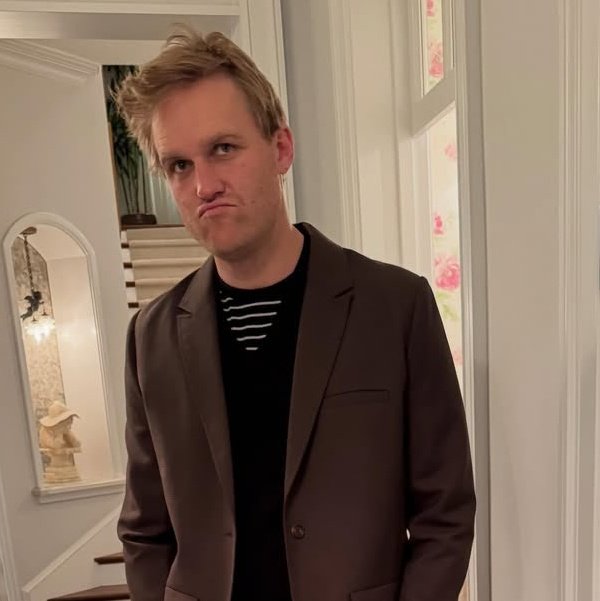 vvyattrussells's tweet photo. who upset him i'll beat you to death >:( https://t.co/OJbY7v56ka