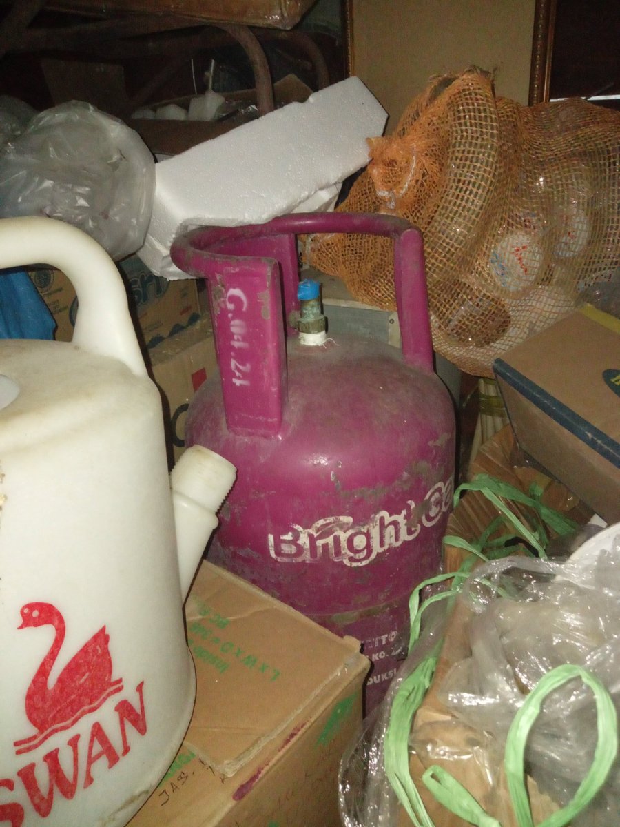 27Dila27's tweet photo. @ARSIPAJA Ga pke dolar sih pak,TAPI dr mngkonfirmasi sipink yg knp dtaruh ibu dgudang rmh dkmpung krn pdgang ga restok diwarungnya lg&amp;pnglmn blnj k pasar kabupaten kok hrg2 jd rasa jkrt jg? pdgng2 said:"ndeh nak/kak,ndak ad gai dimahalkan t do,emng plastik t ⬆️ 80%,dak ktutup modal" https://t.co/1Pgt8djAnj