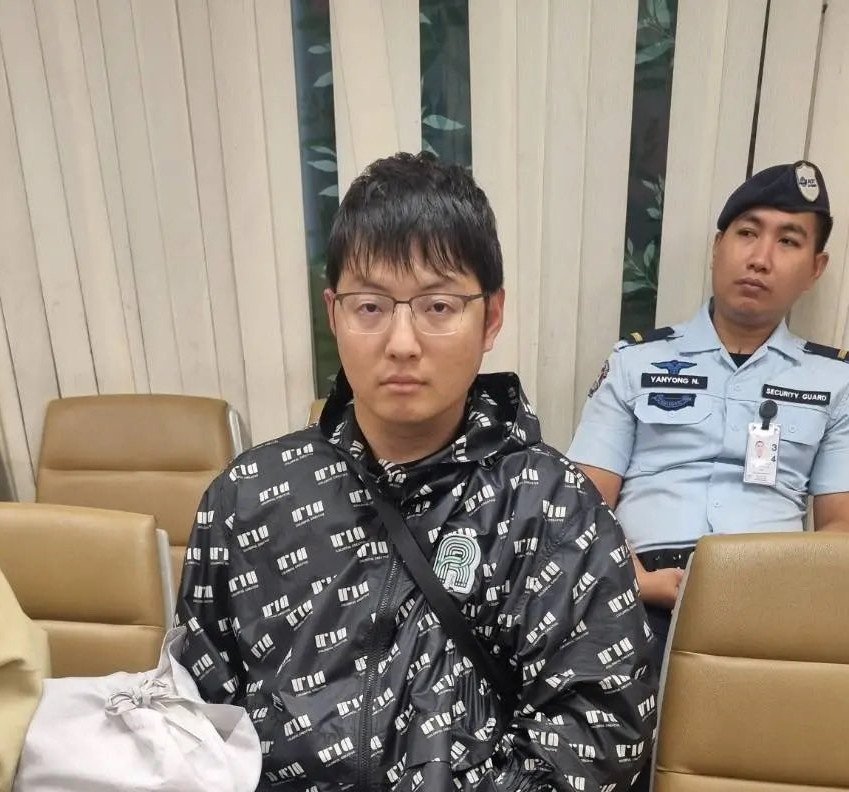 jacobincambodia's tweet photo. The Chinese tourist up close that lost his temper at Suvarnabhumi Airport in Bangkok. I wonder... if it wasn't for his wife having to subdue him, how far he would have gone. https://t.co/rBoWLuZDbm