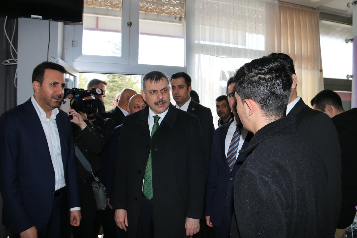 T_Bedirhanoglu's tweet photo. İçişleri Bakanımız Sayın @mustafaciftcitr, Valimiz Sn. @ahmetkarakaya37, İl Başkanımız @EnginGunceoglu ve il protokolümüz ile birlikte Ahlatlı hemşehrilerimiz ve  esnafımızla bir araya geldik.

Esnafımızı ziyaret ederek vatandaşlarımızla hasbihal ettik; şehrimize dair görüş, öneri ve talepleri dinleyerek samimi istişarelerde bulunduk.