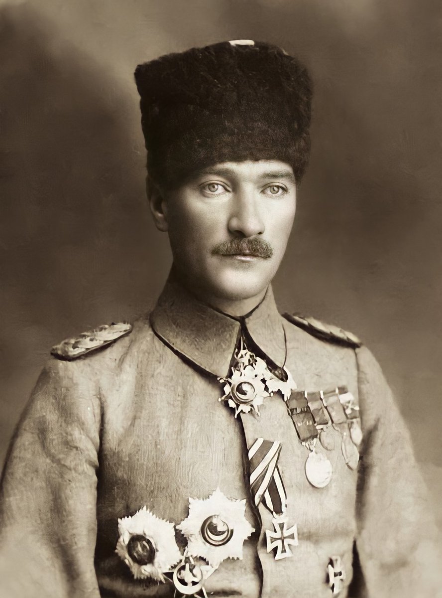 TurkunInkilabi's tweet photo. #TarihteBugün
M. Kemal Paşa, 9. Ordu Kıtaatı Müfettişliği karargâh mensuplarıyla beraber, Galata rıhtımından bir motorla Kız Kulesi açıklarında demirli olan Bandırma vapuruna geçti.

Vapur, işgalci zırhlılarının arasından geçerek İstanbul'dan ayrıldı.

M. Kemal Paşa, o günü daha sonra şöyle anlatacaktı:

"Vicdan-ı millînin irade-i âliyesine tâbi olarak milleti müstakil, vatanımızı masun görünceye kadar çalışmak ahdiyle 16 Mayıs 335 günü Dersaadet‘i terk eyledim."
16 Mayıs 1919

#KurtuluşunMeşalesi