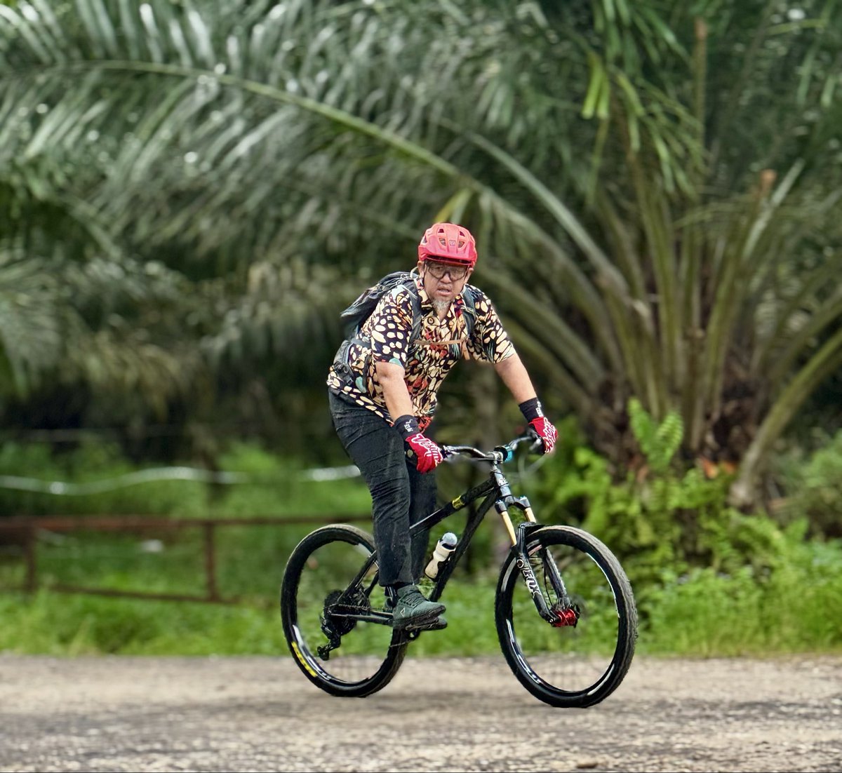 gegala_syahrir's tweet photo. #rideon #rideforhealth #mtblife #saturdayvibes #weekendroutine #mtbmalaysia #weekendride https://t.co/eD49LmRh4g