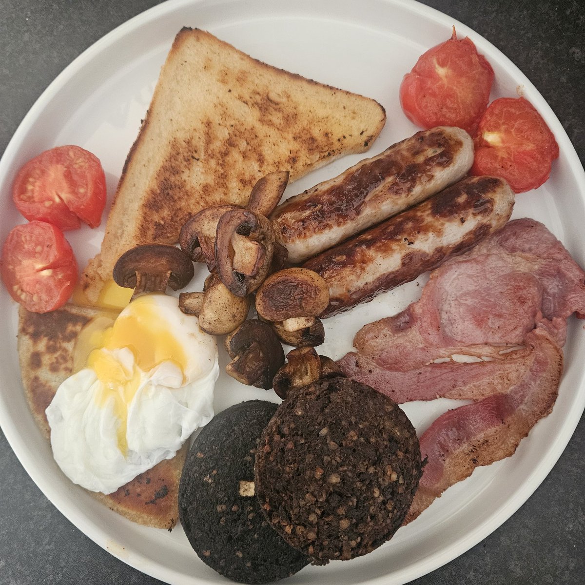 AwTroon's tweet photo. Brunch done. Devoured. I won't eat for the rest of the day, just a wee bit of apple pie and custard about 8pm. #WeeScottishWuminCooks #FryUp https://t.co/svnWmJd8n2