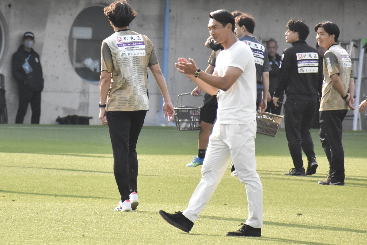hiro190819's tweet photo. 金子とヨシアキがゴール裏に来た時の槙野。こういう所がしっかりしていてチームに一体感をもたらすんだろうね。
ジュビロはチームとしてバラバラ。選手がやりたいことをやってる気がする。パスを出しても繋がらなかったりズレたり間に合わない理由がそこだと思う。強力なまとめ役が必要だね。 https://t.co/N2FwWKHzkP