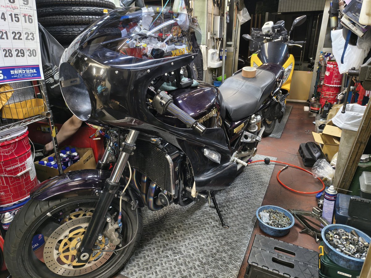バイクの事なら何でもやります…ZRX1100にロケットカウル装着中
