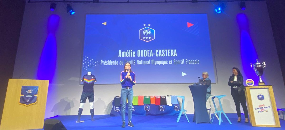 FranceOlympique's tweet photo. À l’occasion de la journée internationale de lutte contre l’homophobie, la biphobie et la transphobie (17 mai), la Fédération française de football organise la 2e édition du Tournoi des Fiertés à Clairefontaine, réunissant près de 200 participants dont 6 équipes de clubs et 6 équipes d’associations LGBT+. 
@AOC1978 : “ Aujourd’hui, nous sommes rassemblés pour une raison : jouer pour célébrer nos différences et le vivre-ensemble. Il n’y a pas de sport qui tienne ses promesses quand certaines personnes se demandent encore si elles y ont leur place. La @FFF, par son engagement concret et durable contre les discriminations, montre la voie. Continuons à faire du sport un espace d’inclusion, de mixité et de respect pour toutes et tous ! » #LeSportRassemble