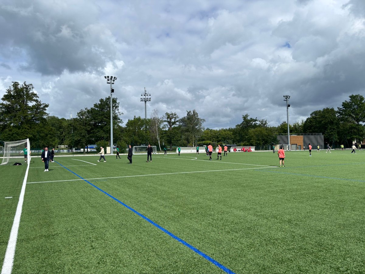 FranceOlympique's tweet photo. À l’occasion de la journée internationale de lutte contre l’homophobie, la biphobie et la transphobie (17 mai), la Fédération française de football organise la 2e édition du Tournoi des Fiertés à Clairefontaine, réunissant près de 200 participants dont 6 équipes de clubs et 6 équipes d’associations LGBT+. 
@AOC1978 : “ Aujourd’hui, nous sommes rassemblés pour une raison : jouer pour célébrer nos différences et le vivre-ensemble. Il n’y a pas de sport qui tienne ses promesses quand certaines personnes se demandent encore si elles y ont leur place. La @FFF, par son engagement concret et durable contre les discriminations, montre la voie. Continuons à faire du sport un espace d’inclusion, de mixité et de respect pour toutes et tous ! » #LeSportRassemble