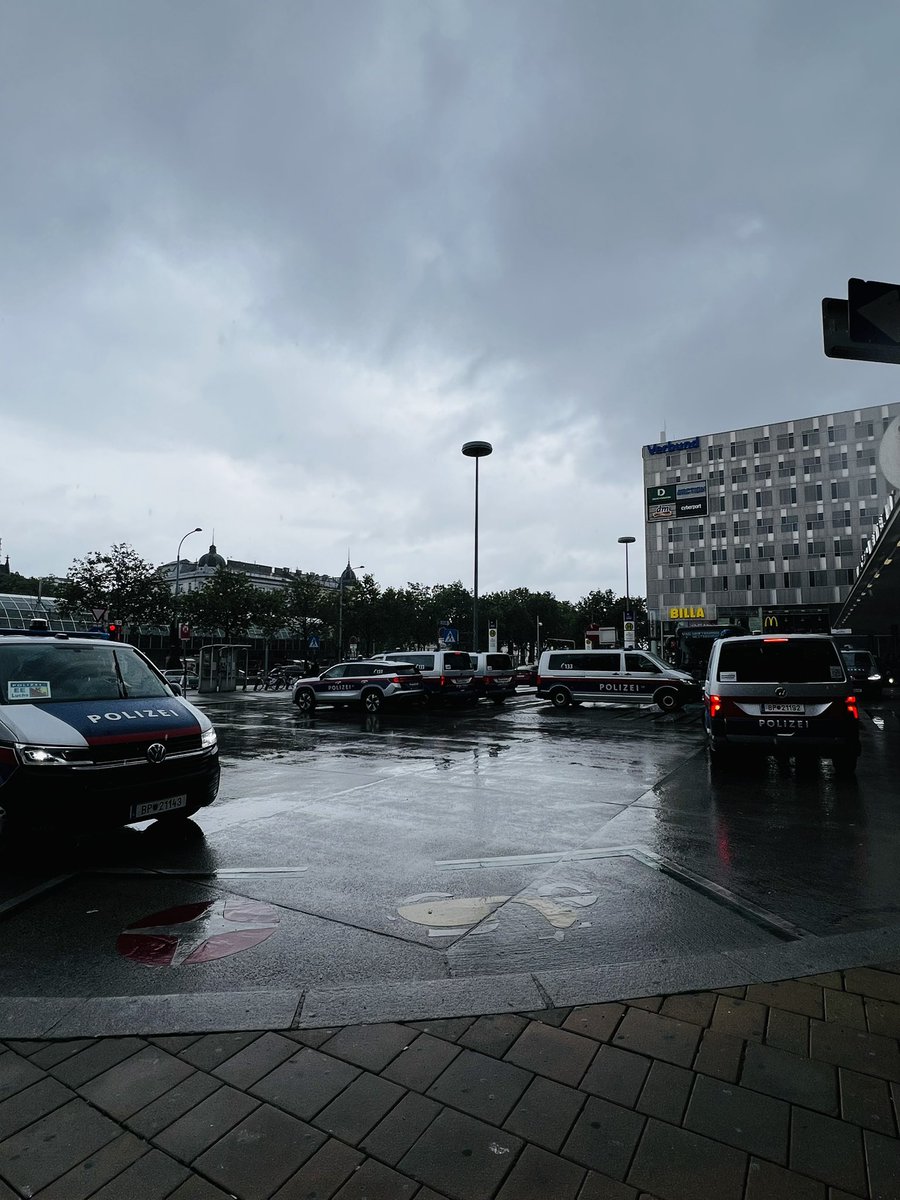 WienReporter's tweet photo. ➡️ 12:55

Eine Stunde vor Beginn der „Palästina-Demo“ sammeln sich bereits Polizeikräfte im Nahbereich, darunter auch die Einsatzeinheit Kärnten.

#w1605 #wien #esc2026 #esc26 https://t.co/ge0F0V7xQL