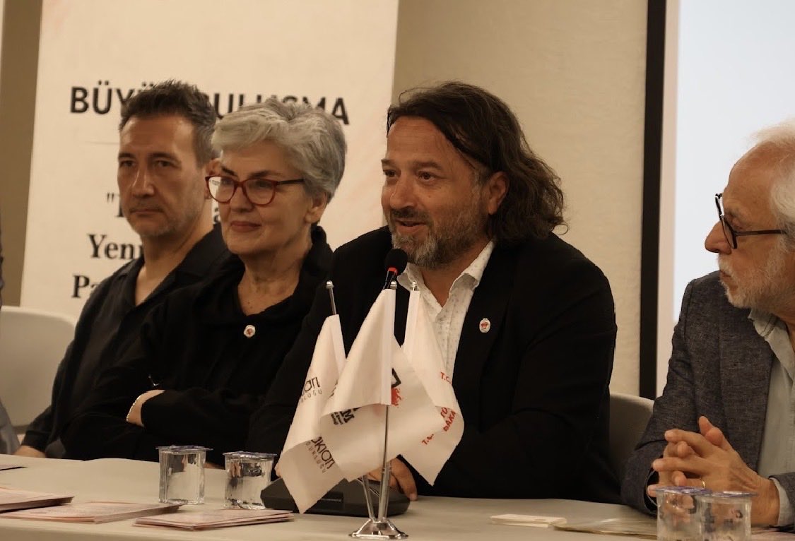 Ybulduklu's tweet photo. GESAM tarafından düzenlenen Büyük Buluşma İzmir’de GESAM Başkanı Prof. Dr. İsa Eliri ile tekrar bir arada olmak çok güzeldi. Sanatçıların emeklerini yasal güvence altına alma ve lisanslama 
konularında güzel bir zirve oldu. Emeği geçen herkesi kutluyorum.  @ceritart #GESAM https://t.co/nQx03nXMRJ