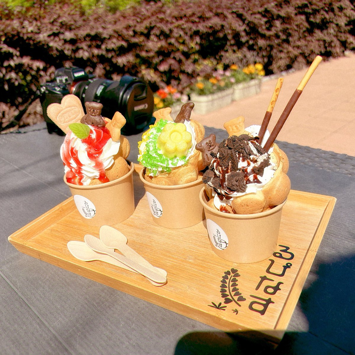 AmA8Ar1's tweet photo. Cosplay⚠︎
これはあまりに可愛くて「食べた〜〜い」と騒いでしまった甘味🧸🍨入場料かかるエリアだったのに、付き合ってくださったおふたりが優しすぎた👏✨

食べないだろう士遠が持ってんのオモロい。ただの天梁が嬉々として持ってます。典坐は似合いすぎる🍓 https://t.co/S3lRW9sDJA