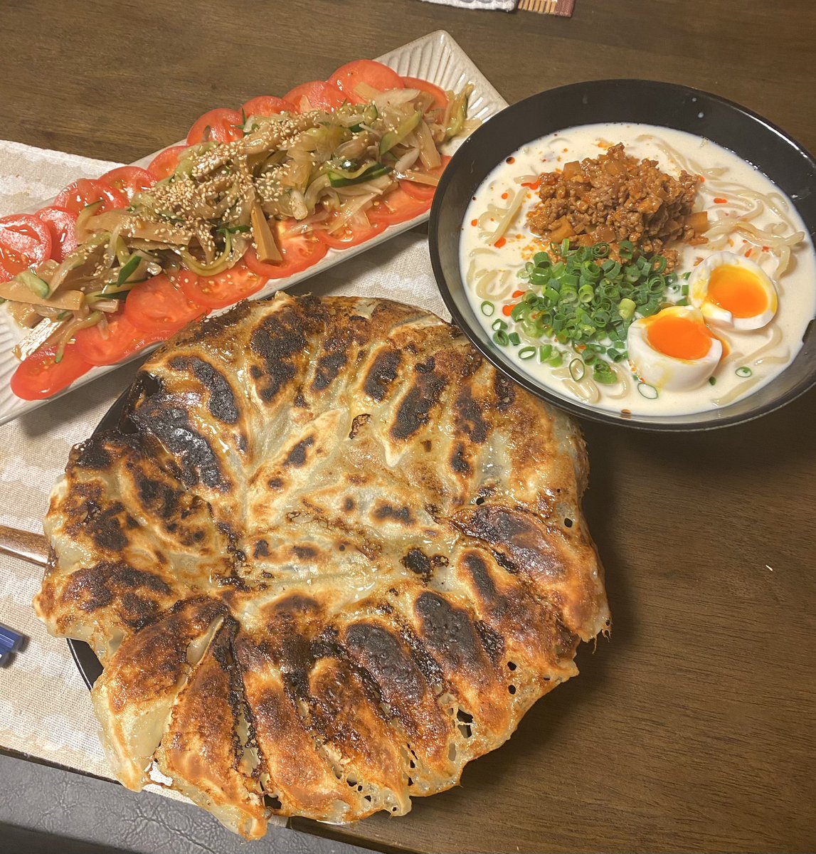 dmhigenohito's tweet photo. 本日の晩御飯は　豆乳冷やして担々麺、餃子、メンマサラダです。
先日作った餃子はコレにて完食となりました。最近フライパンを変えてから焼き目が好みではないので少し不満はありますが、家族皆んなでいただきます。 https://t.co/xicITHqKT6