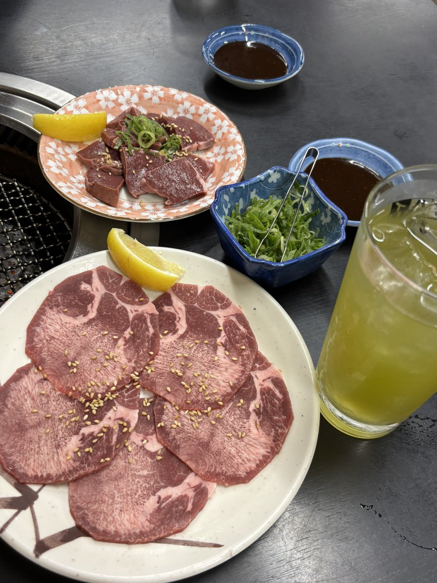 Pchan_ABC's tweet photo. 焼肉うまうま
遅い時間まで開いてるお店助かる
メニューにあったミノサンドってなんだろうね？って頼んでみたらミノの間に油が挟まってて歯ごたえのあるぷるぷるなホルモンって感じで美味しかった😋 https://t.co/1qjgsMAQ9r