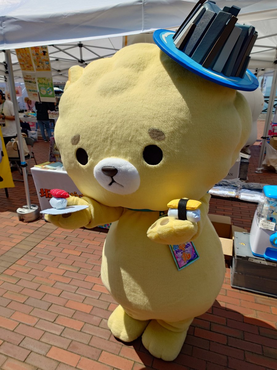 VeFUD5u9QZwBXgm's tweet photo. @fukui_sakai ほや丸ちゃん！こんばんは！アレックスは今日だけだから、もう少しで九州に入るよ！お寿司🍣気にいってくれたかな？ブースのスタッフさんに、博多のおやつとお手紙預けたからね！帰って読んでね！(⁠人⁠ ⁠•͈⁠ᴗ⁠•͈⁠)
#坂井ほや丸
#呉ご当地キャラ祭２０２６ https://t.co/90s2VTT6Qx
