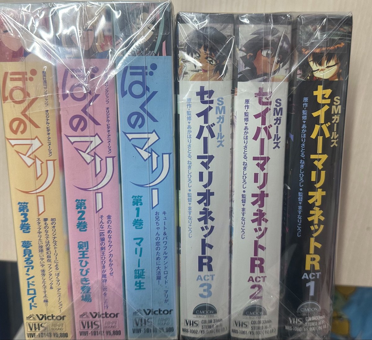 ウチは何故かVHSよりLDの方が多い変な店なんですが、VHSも買い取らせて頂きましたので両方お品出し！ 両方3巻セットでのお品出しです！ 📦リキ