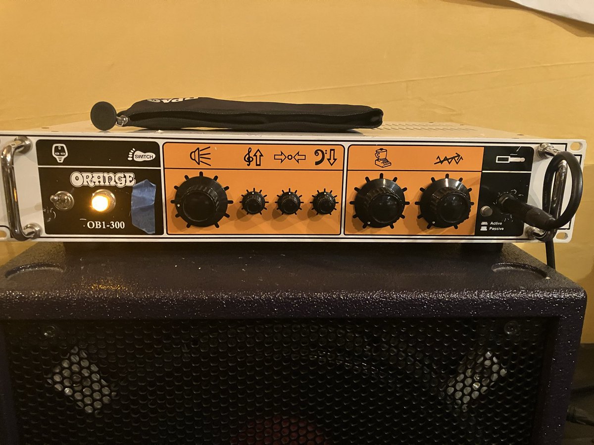 nino_kokecham's tweet photo. kokechamリハ終了
とても演奏しやすく
楽しい夜になりそうです
今回はお初のORANGEのベースアンプ
ドライブが面白いけど使わないかな
#kokecham
#越谷ごりごりハウス https://t.co/dJm1D7YflP
