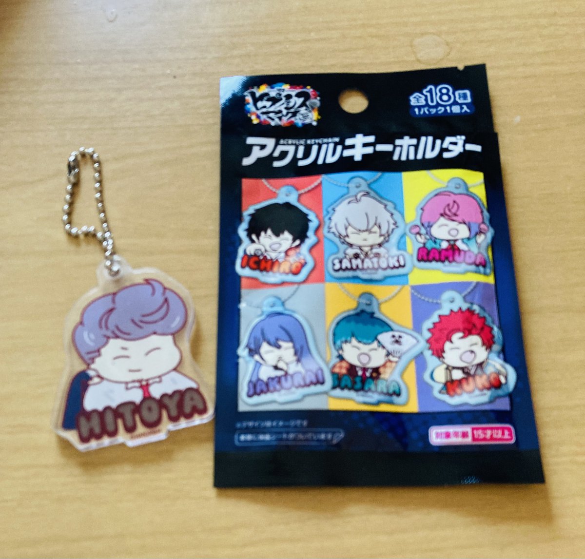 uuupoko3's tweet photo. 名前入ってるのがいいなってアクキーも買った ちっちぇ手が可愛いHITOYAさんが来た https://t.co/niHRfXr1b7