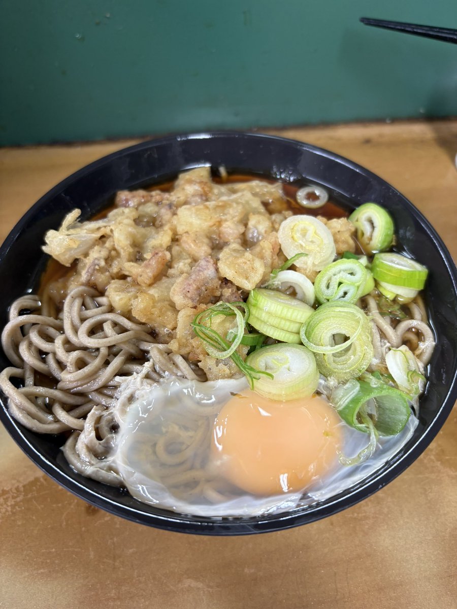 OKBMN's tweet photo. 東京出張。
ちえちゃんラーメンに始まり天亀そばで締めた神田での滞在。
昨夜はTOP BEAT CLUBで開催されていたTHE CLASHファンのイベントに行き、友人の高橋浩司くんに会えました！
#ちえちゃんラーメン 
#天亀そば 
#topbeatclub 
#theclash https://t.co/KQS7Ic5bju
