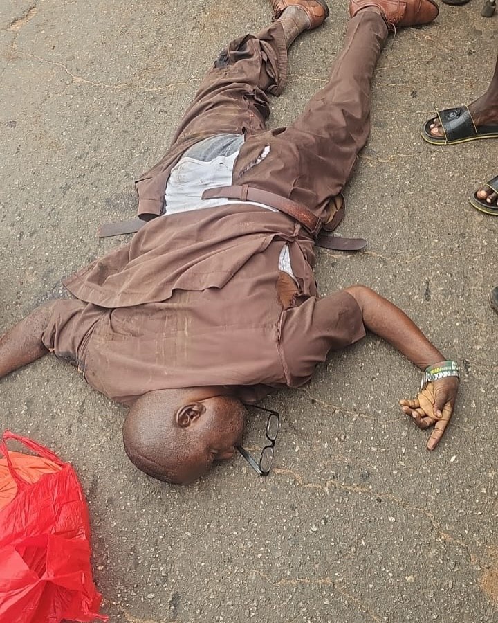 dearshey's tweet photo. A man was strūck and k!ll3d by a heavy duty truck at Mariam Babangida junction, Asaba, Delta State today. 
He was dressed in all brown native attire and has not yet been identified. 

If you know him or have any information, please contact the nearest police station 🙏🏾 https://t.co/BiT8ru8PXl