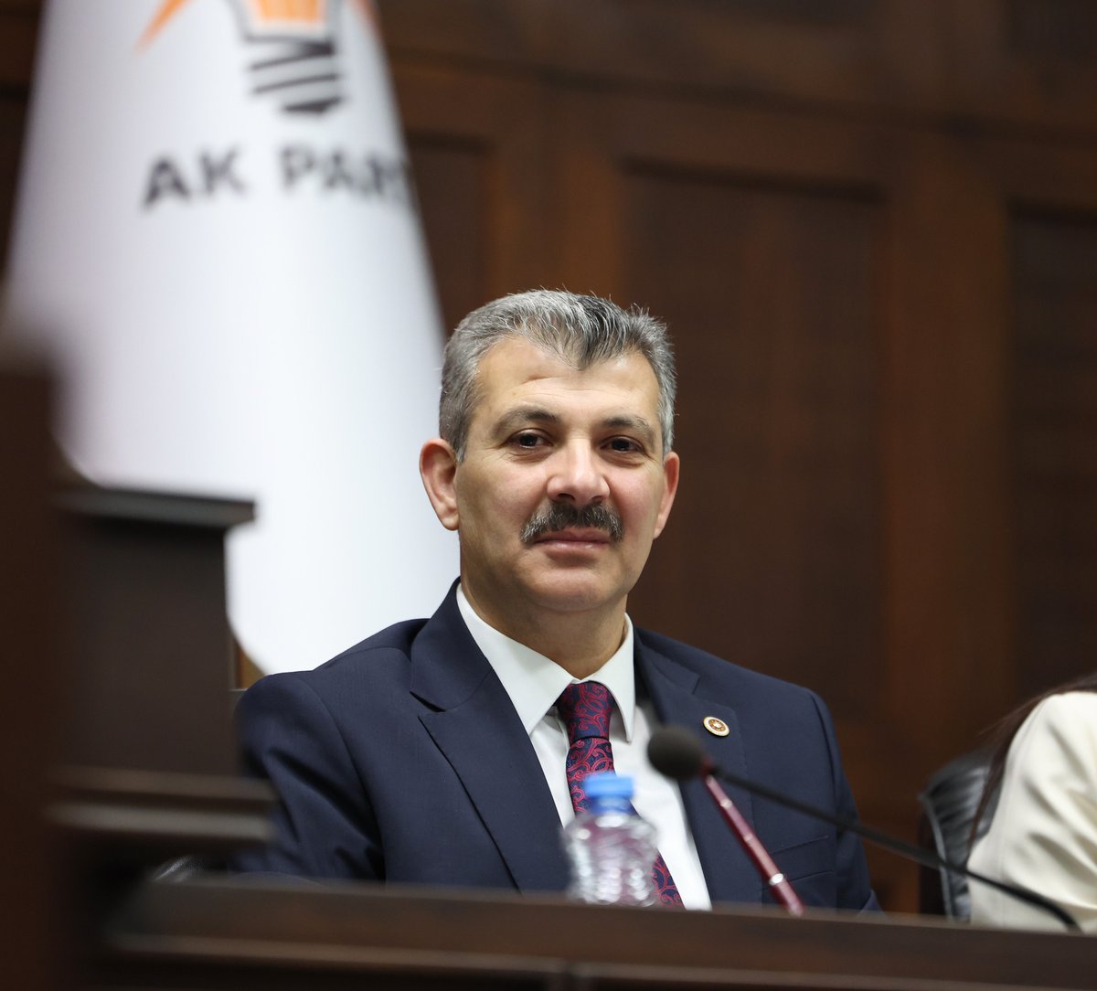 bulentgrsy's tweet photo. İstifa Et 

Eşinin tapu işlemlerinde harç ödememek için fakirlik belgesi aldığı tespit edilen AKP'li Aksaray Milletvekili Hüseyin Altınsoy açıklama yaptı: "CHP konuyu istismar ediyor" ifadelerini kullandı.

Utanma da yok.

Hüseyin Altınsoy, söz konusu davanın eşi ve üç kız kardeşinin erkek kardeşlerine karşı açtığı bir muris muvazaası nedeniyle tapu iptal ve tescil davası olduğunu anlattı.

Bu açıklama işi kurtarmıyor.

Altınsoy, eşinin kız kardeşlerinin ekonomik durumlarının yetersiz olması nedeniyle adli yardımdan yararlanmak amacıyla mahkemeye başvurduklarını, davanın ortak açılması nedeniyle sürecin bu şekilde ilerlediğini ifade etti.

Tamamen hikâye. 
Hiçbir inandırıcılığı yok.

Altınsoy, konunun bilgisi dışında bu şekilde gündeme gelmesinden üzüntü duyduğunu belirterek, meselenin siyasi amaçlarla kullandığını savundu.

Keşke bilgisi dahilinde eşi bu işlere girişmeseydi. Konu da bu hale gelmeseydi.

Bir siyasetçinin yaşamındaki hatalar siyasi gündemin unsuru olur. Siyasi amaçlarla kullanılması sözü boş laftan ibaret.

Hüseyin Altınsoy, istifa et.

@Akparti 
@haltinsoy68