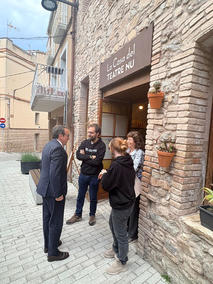 joseprull's tweet photo. L’obra “Avi, et trauré d’aquí”, de Joan Pinyol, explica la història de Joan Colom, republicà enterrat d’esquena a la família al Valle de los Caídos.

Enhorabona, de nou, al Teatre Nu, per dur als escenaris aquesta història de reparació i memòria democràtica de manera brillant. https://t.co/aAXqBkoBdC