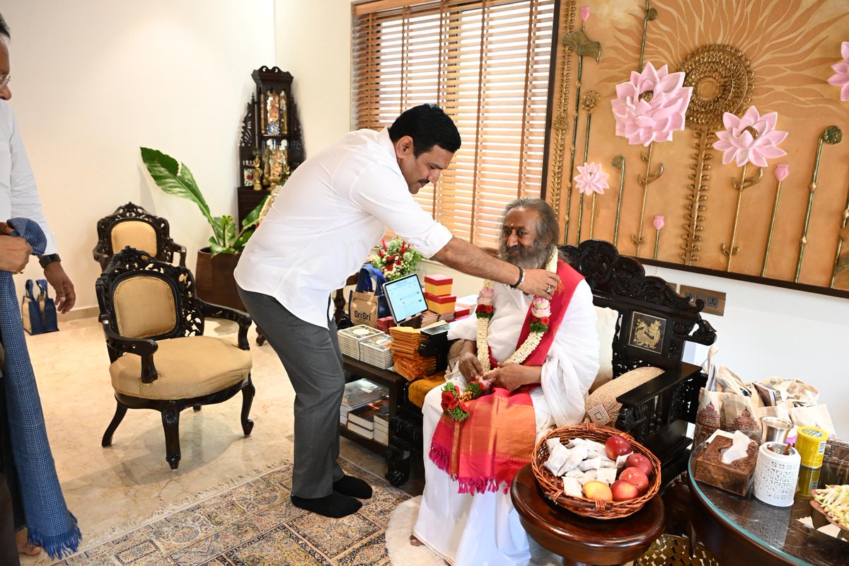 BYVijayendra's tweet photo. ನೈಜವಾಗಿ ಜೀವಿಸುವ ಕಲೆಯನ್ನು, ಕಲಿಸುವ ವಿಧಾನವನ್ನು ತಿಳಿಸಿಕೊಟ್ಟು, ಲಕ್ಷಾಂತರ ಜನರ ಜೀವನದಲ್ಲಿ ಪರಿವರ್ತನೆಯುಂಟು ಮಾಡಿರುವ ಪೂಜ್ಯ ಗುರುಗಳು, ಇಂದು ದೇಶ ವಿದೇಶಗಳಲ್ಲಿ ಭಾರತದ ಆಧ್ಯಾತ್ಮಿಕತೆಯ ರಾಯಭಾರಿಗಳಾಗಿದ್ದಾರೆ. ಬೆಂಗಳೂರಿನ ಆರ್ಟ್ ಆಫ್ ���ಿವಿಂಗ್ ಆಶ್ರಮಕ್ಕೆ ಇಂದು ತೆರಳಿ, ಇತ್ತೀಚೆಗೆ ತಮ್ಮ 70 ನೇ ಜನ್ಮದಿನವನ್ನು ಆಚರಿಸಿಕೊಂಡ ಪೂಜ್ಯ ಗುರುದೇವ್ ಶ್ರೀ ಶ್ರೀ ರವಿಶಂಕರ್ ಅವರನ್ನು ಭೇಟಿ ಮಾಡಿ, ಗೌರವಪೂರ್ವಕ ಶುಭಹಾರೈಕೆಗಳನ್ನು ಸಲ್ಲಿಸಿ, ಆಶೀರ್ವಾದ ಪಡೆಯಲಾಯಿತು. ಆರ್ಟ್ ಆಫ್ ಲಿವಿಂಗ್ ಆಶ್ರಮದ 45ನೇ ವರ್ಷಾಚರಣೆಯ ಶುಭಾಶಯಗಳನ್ನು ತಿಳಿಸಲಾಯಿತು. 

ಈ ಸಂದರ್ಭದಲ್ಲಿ ಶಾಸಕರಾದ ಶ್ರೀ ಎಂ.ಕೃಷ್ಣಪ್ಪ ಉಪಸ್ಥಿತರಿದ್ದರು. ಎಂದಿನಂತೆ ಆಶ್ರಮದ ಭೇಟಿ ಪ್ರಶಾಂತತೆ, ಸಮಾಧಾನ ಮೂಡಿಸಿ, ನವಚೈತನ್ಯವನ್ನು ನೀಡಿದೆ.