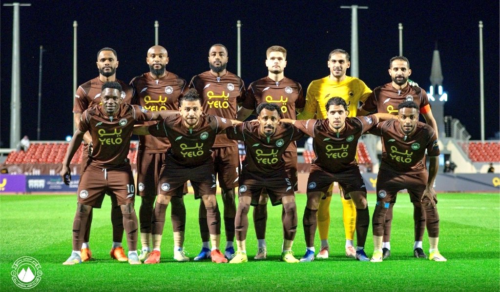 1010Ba's tweet photo. يمضي نادي #الجبلين نحو أهم مراحل الموسم مباريات الحسم التي لا تقبل إلا القلوب القوية والطموح الكبير
هي معركة تحتاج لتكاتف الجميع دعماً شرفياً وتحفيزاً وتهيئة نفسية وفنية تليق باسم عريق حمل تاريخ رائع على كتفيه سنوات طويلة
فالجبلين لا يلعب للصعود وحده بل ليسعد محبيه في كل مكان  . https://t.co/13XNhcaosv