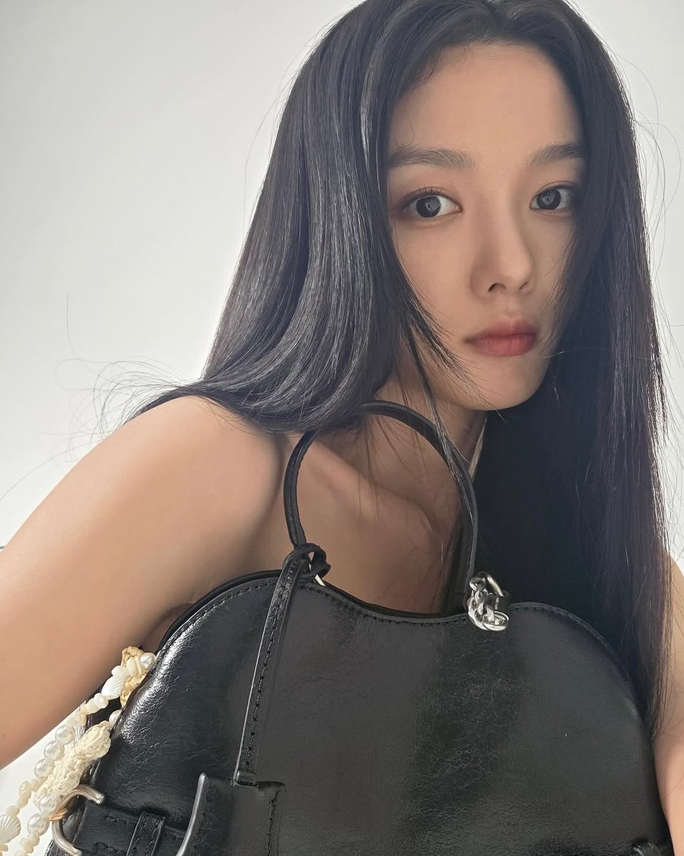 k_popstory's tweet photo. Knetz are obsessed with how pretty Kim Youjung looks in her new Instagram update. https://t.co/w3PB1S7n6O https://t.co/I1zP3OWJ4z