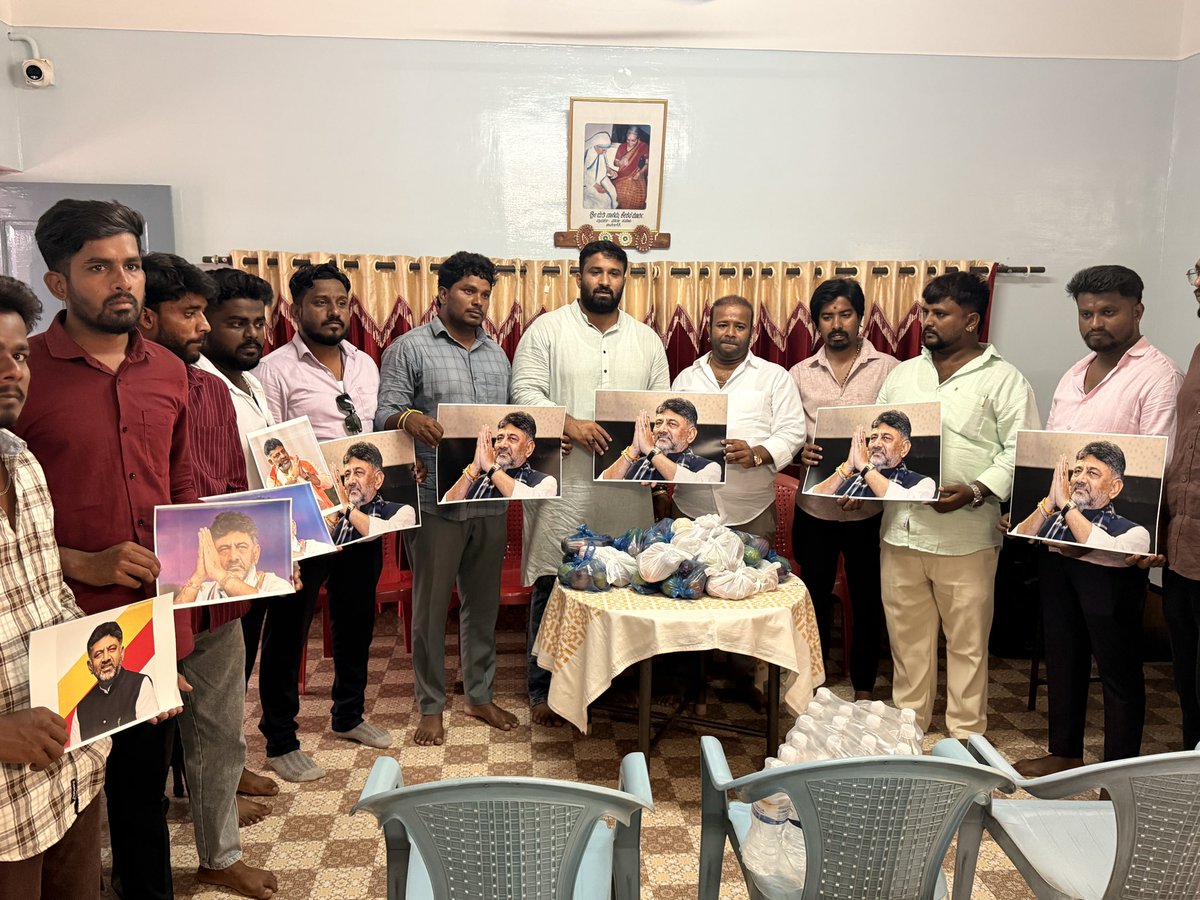 RahmathPailwan's tweet photo. yesterday the NSUI and Youth Congress  team celebrated the birthday of our beloved leader @DKShivakumar ji  by distributing Fruits and water https://t.co/U8530v9GGe