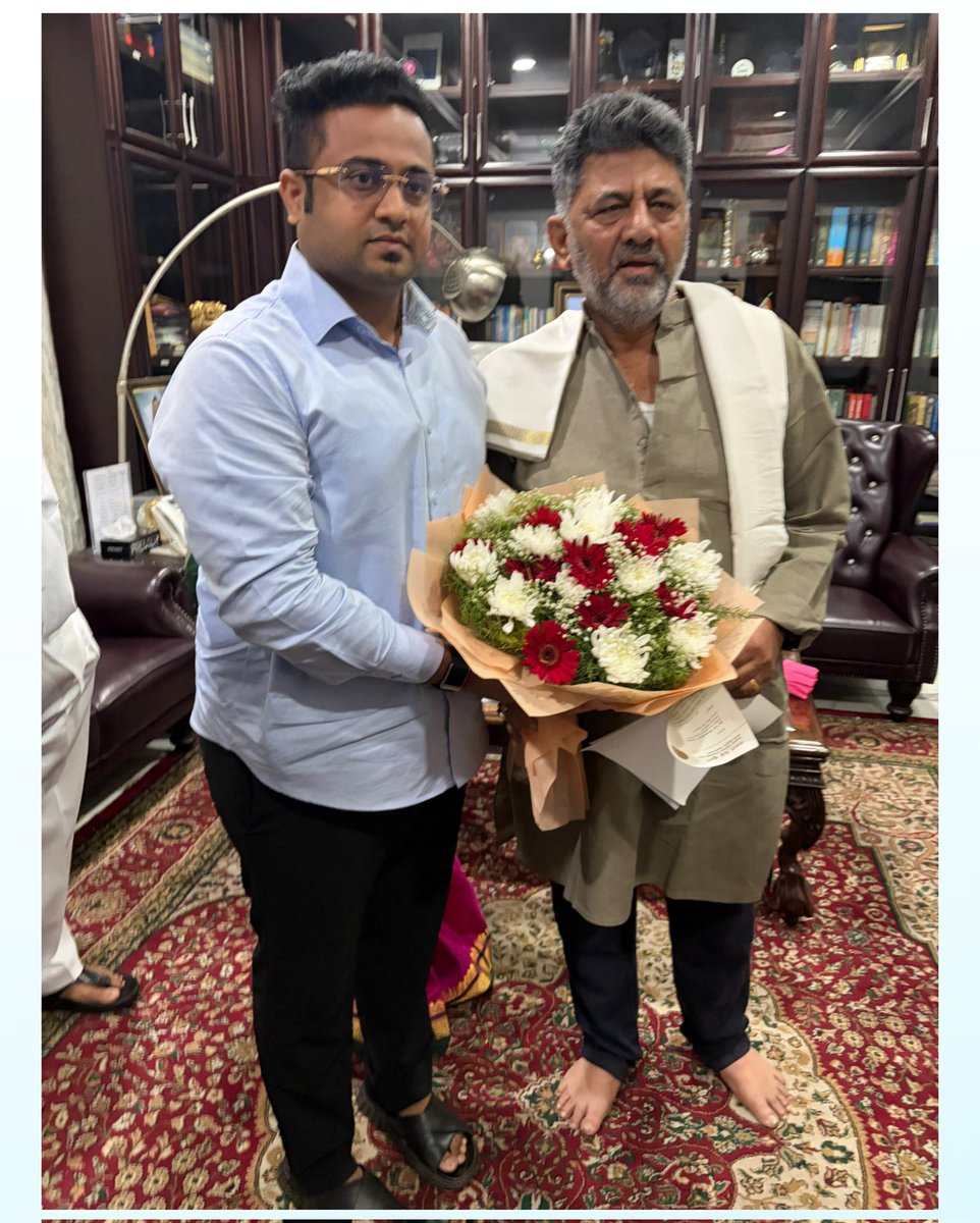mrinalhebbalkar's tweet photo. ಕರ್ನಾಟಕ ರಾಜ್ಯ ಸರ್ಕಾರದ ಮಾನ್ಯ ಉಪ ಮುಖ್ಯಮಂತ್ರಿಗಳು ಹಾಗೂ ಕೆಪಿಸಿಸಿ ಅಧ್ಯಕ್ಷರಾದ ಸನ್ಮಾನ್ಯ ಶ್ರೀ @DKShivakumar ಅವರ ಹುಟ್ಟುಹಬ್ಬದ ಹಿನ್ನೆಲೆಯಲ್ಲಿ ಬೆಂಗಳೂರಿನ ಅವರ ನಿವಾಸಕ್ಕೆ ಭೇಟಿ ನೀಡಿ, ಶುಭಾಶಯ ಕೋರಿ, ಅವರ ಆಶೀರ್ವಾದ ಹಾಗೂ ಮಾರ್ಗದರ್ಶನ ಪಡೆಯಲಾಯಿತು.

#BirthdayWishes | #DKShivakumar https://t.co/oBqijqtsZm