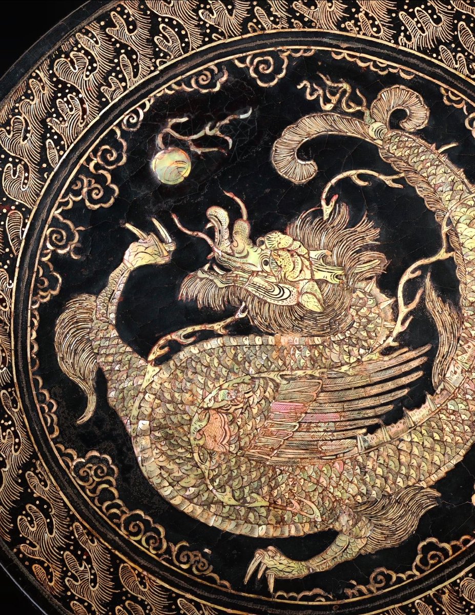 blackym25's tweet photo. Large Covered Lacquer Box with Black Lacquer, Mother-of-Pearl Inlay（luodian/螺钿）and Twisted Copper Wire Decoration, Depicting a Fish-Dragon Chasing a Pearl, Southern Song Dynasty
南宋黑漆嵌螺钿及绞丝铜线鱼龙逐珠纹大盖盒 https://t.co/7f5S3Tqm3A
