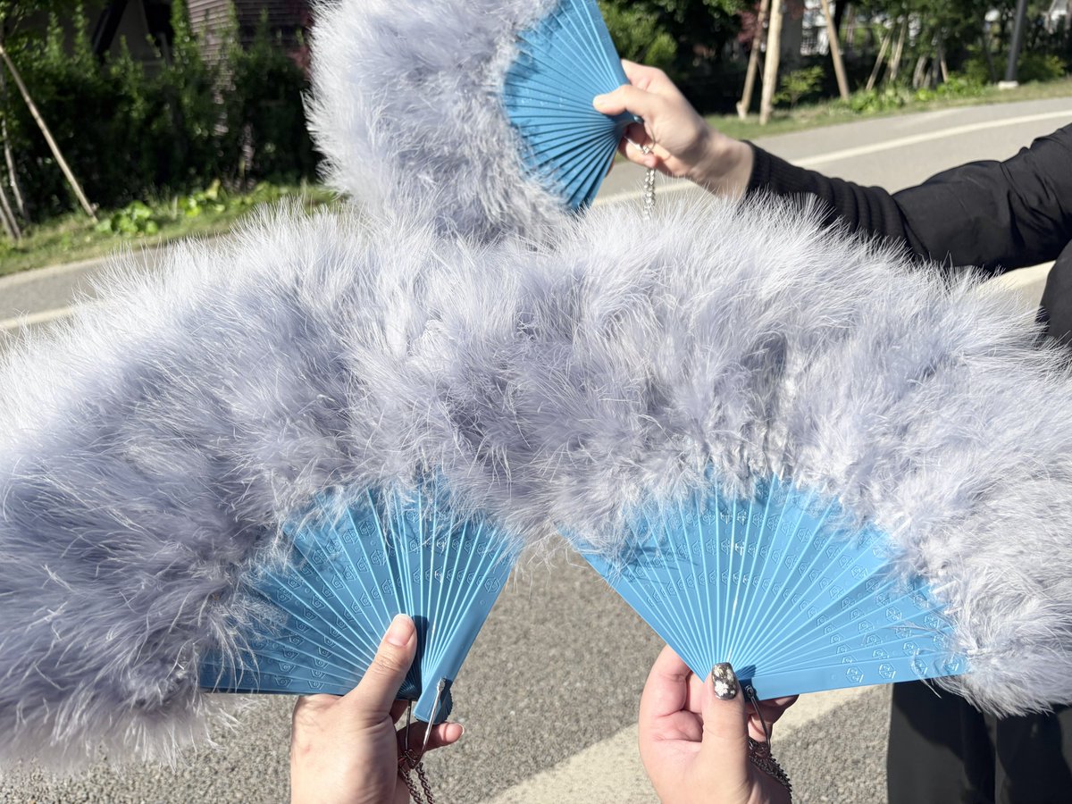 女王蜂楽しみ〜！！ 公式のジュリ扇買えてよかった🥰
