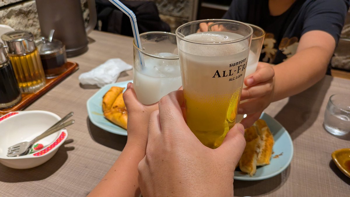 this_is_hanger's tweet photo. 近所で観光するブーム。楽しい。今日は餃子像からのみんみん。あとフェスタ。パパはまんだらけでサイレントメビウスの下敷きを購入( ˘꒳˘  )ｼﾞｰﾝ
#子育て https://t.co/V2TKcHJtBL