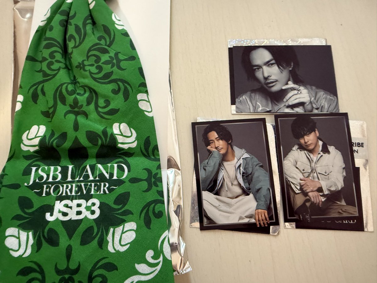 exjsb13_y's tweet photo. 三代目J SOUL BROTHERS
JSB LAND〜FOREVER〜
バンダナ、フォトカード
難しいと思いますがトレードお願いします

譲
写真

求
直人バンダナ

7/1.2京セラドームでの交換可能です
よろしくお願いします https://t.co/hA7297Otzt